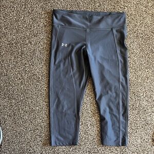 Under Armour model 1291277 grey 
Heat gear compression capris with pocket